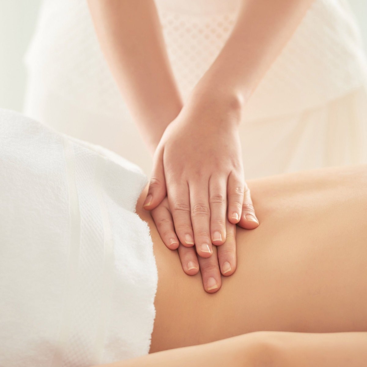 Rückenmassage mit entspannender Berührung auf unterem Rücken für Stressabbau während einer Wellness-Massage im ZAR Aalen.