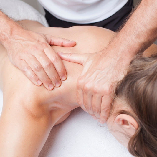 Nackenmassage: Therapeutenhände massieren gezielt Schulter-Nacken-Bereich für Schmerzlinderung während einer Wellness-Massage im ZAR Aalen.